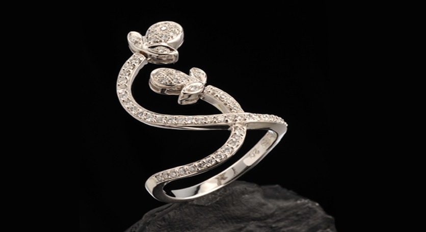 18K White Gold with Diamond Ring