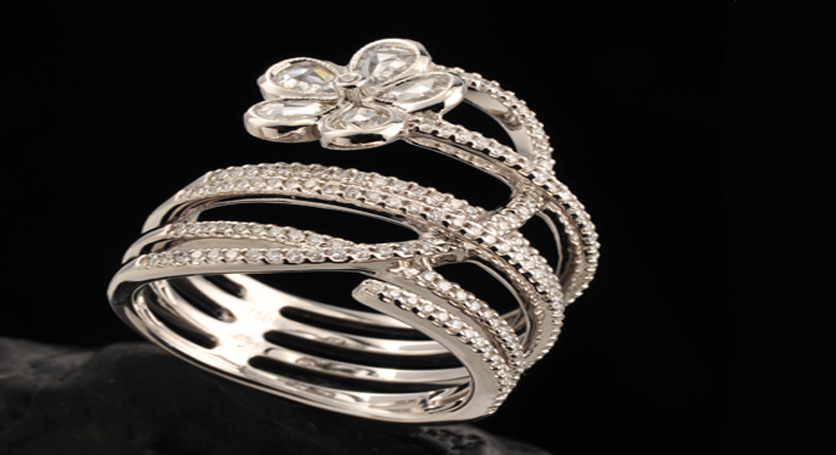 18K White Gold with Diamond Ring