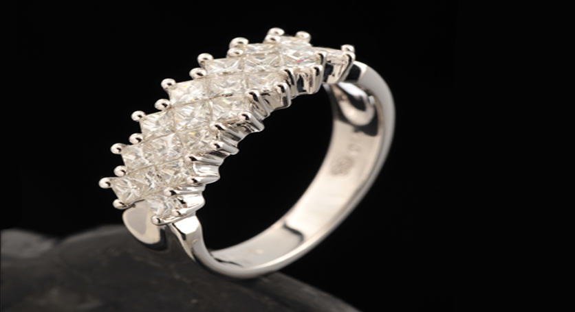 18K White Gold with Diamond Ring
