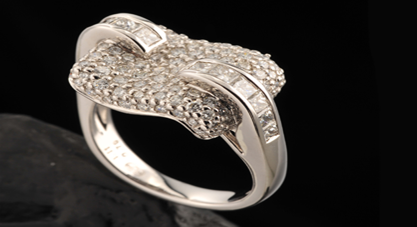 18K White Gold with Diamond Ring