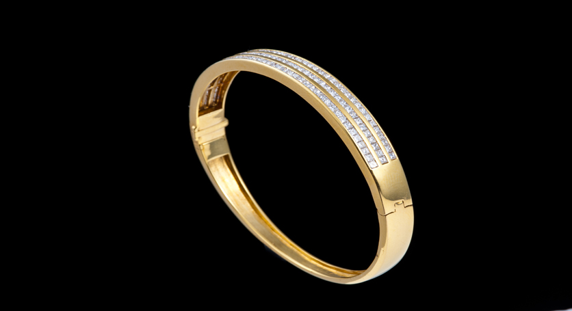 18K Yellow Gold with Diamond Bangle