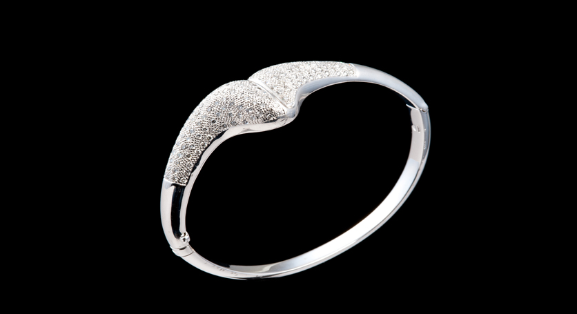 18K White Gold with Diamond Bangle