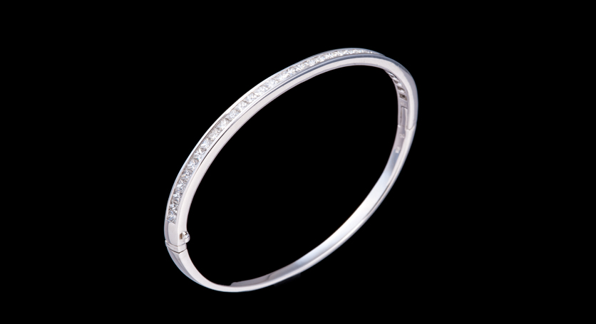 18K White Gold with Diamond Bangle