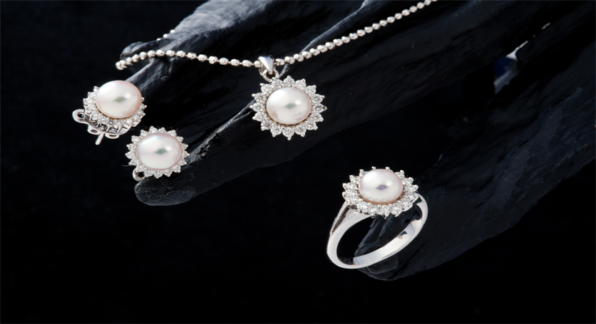 18K White Gold with Cultured Pearl and Diamond Set