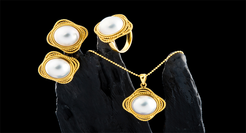 18K Yellow Gold with Fresh Water Pearl Set