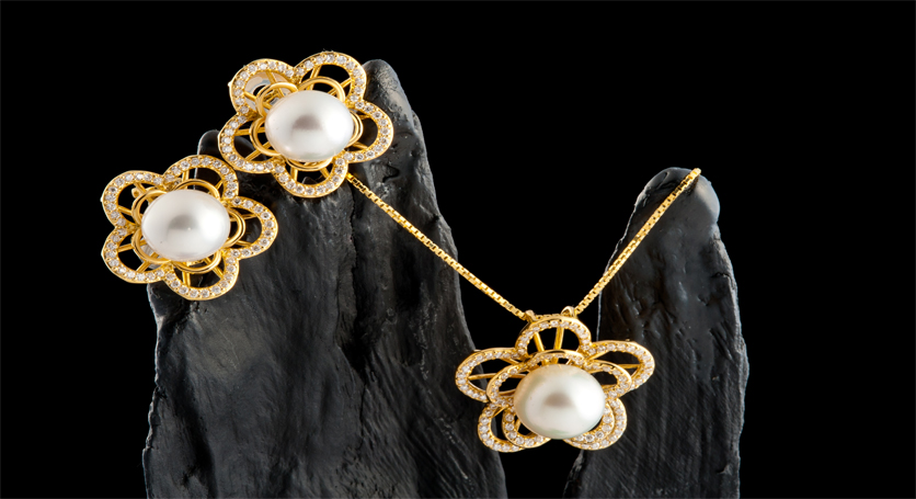 18K Yellow Gold with Southsea Pearl and Diamond Pendant and Earring