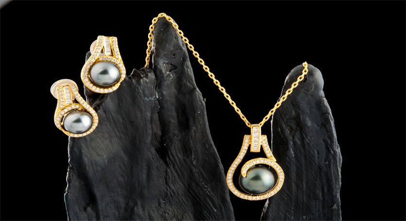 18K Yellow Gold with Southsea Pearl and Diamond Pendant and Earring