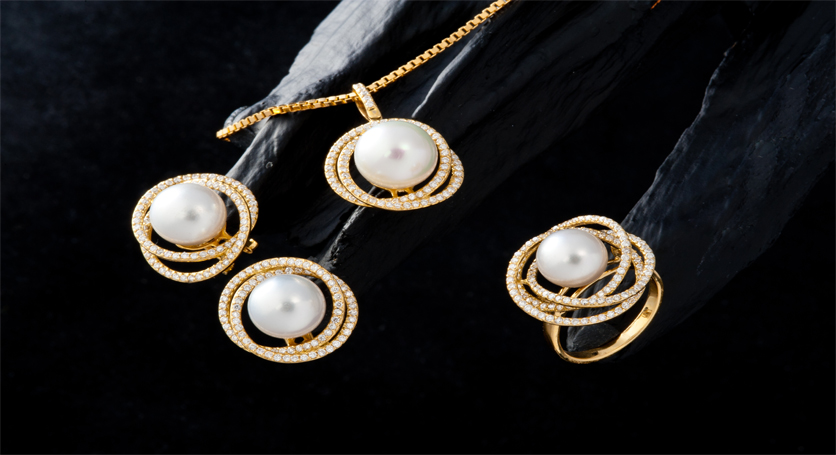 18K Yellow Gold with Southsea Pearl and Diamond Set