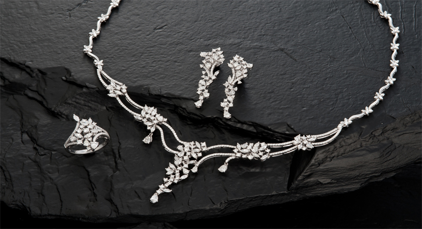 18K White Gold with Diamond Set