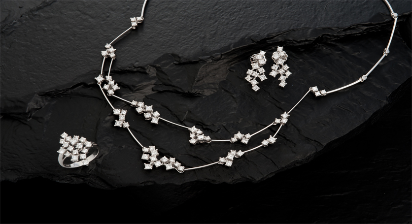 18K White Gold with Diamond Set