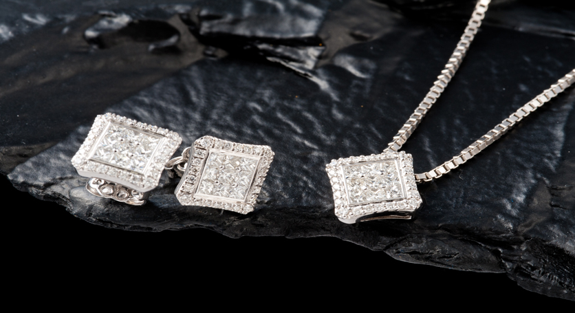 18K White Gold with Diamond Pendant and Earring