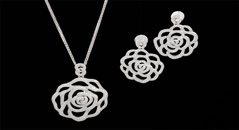 18K White Gold with Diamond Pendant and Earring