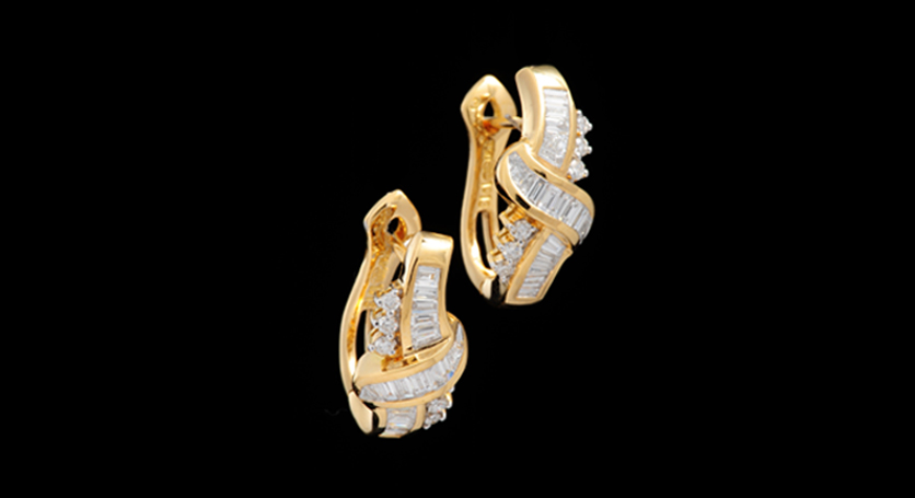 18K Yellow Gold with Diamond Earring