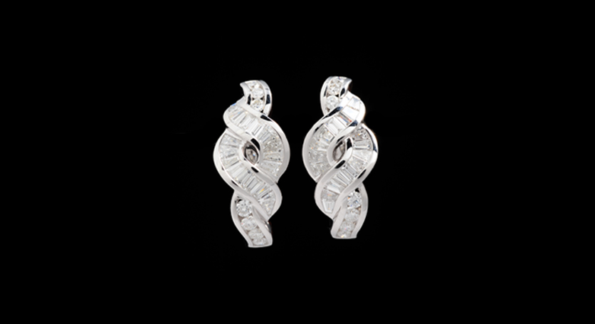 18K White Gold with Diamond Earring
