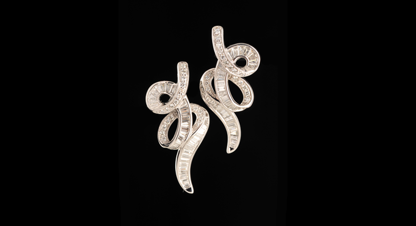 18K White Gold with Diamond Earring